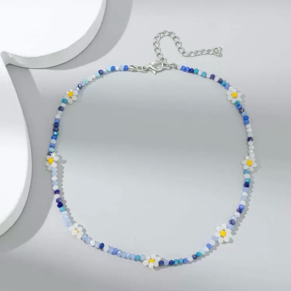 Charming Floral Beaded Necklace in Blue and White